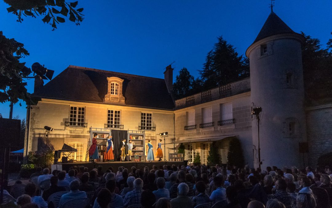 représentation d'une pièce dans la cours d'une belle demeure lors du Festival de théâtre