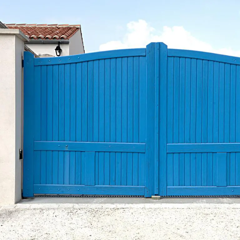 Peinture en bleu d'un portail en bois